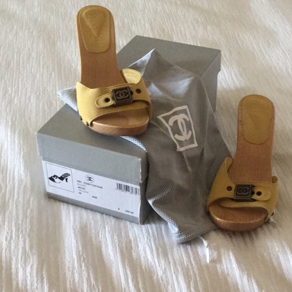 Chanel mule in suede.